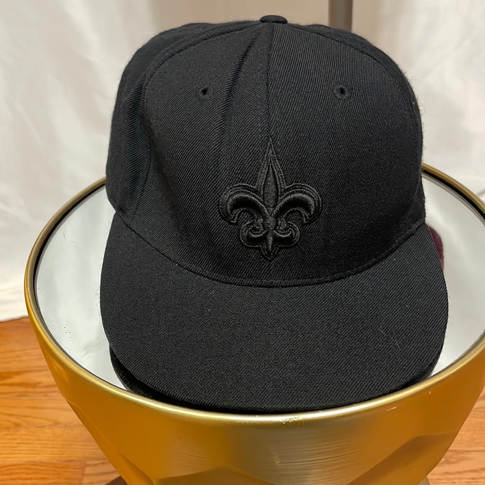 New Orleans Saints Official NFL Reebok Men’s cap in Black size 7 3/4
